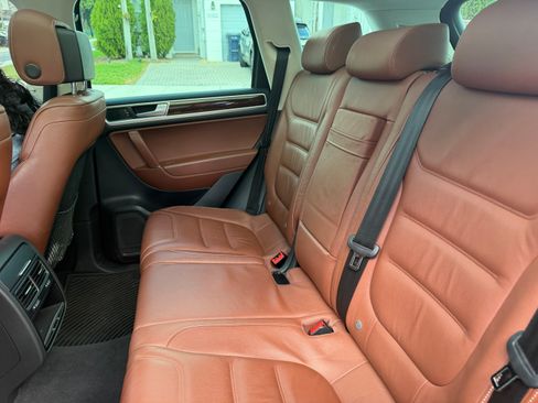 Used 2015 Volkswagen Touareg VR6 image 9