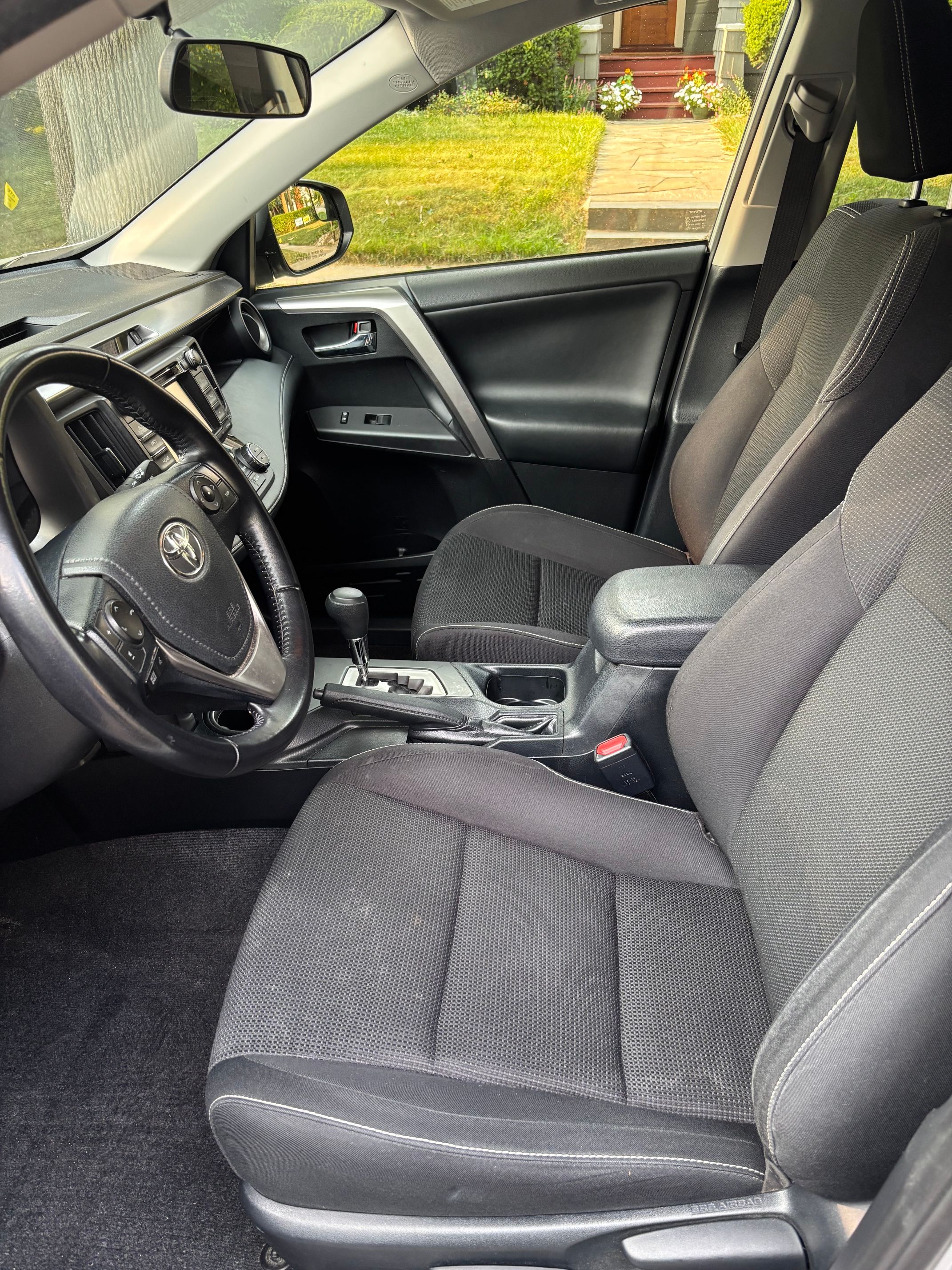 Used 2016 Toyota RAV4 XLE AWD/4WD image 6