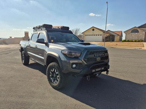 Used 2019 Toyota Tacoma TRD Off-Road w/ Technology Package image 2