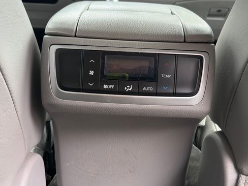 Used 2018 Toyota Highlander XLE AWD/4WD image 15