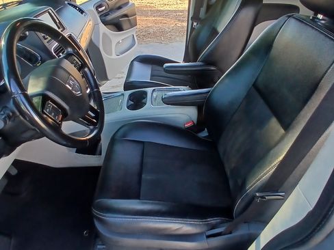 Used 2019 Dodge Grand Caravan SXT image 17
