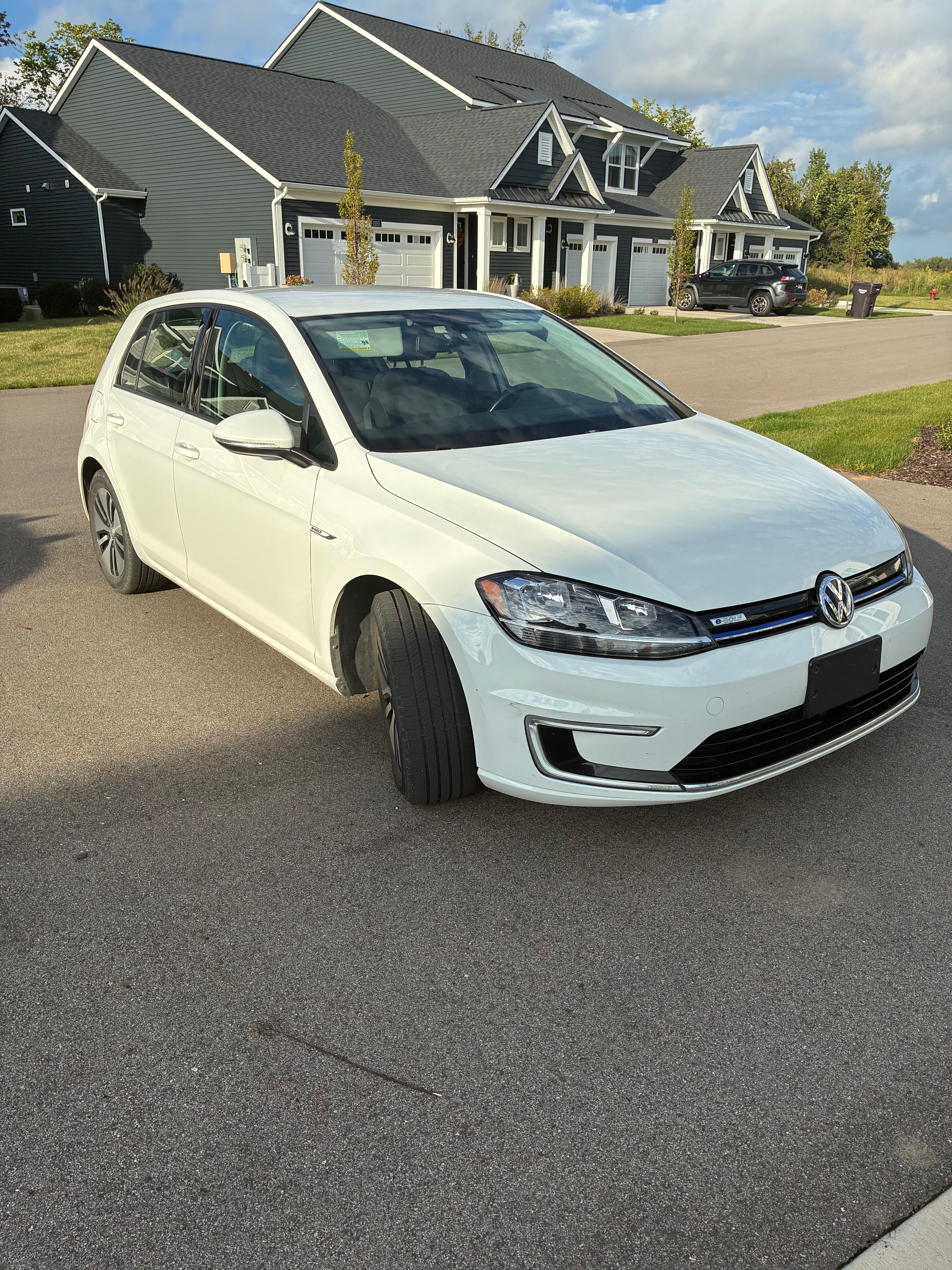 Used 2019 Volkswagen e-Golf SE FWD image 1