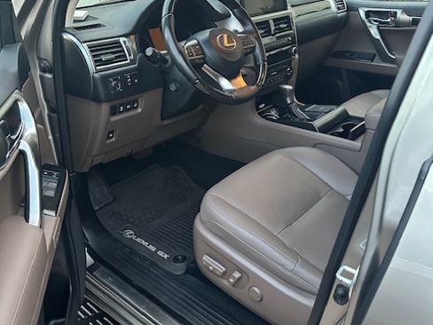 Used 2023 Lexus GX 460 Premium w/ Premium Package image 8