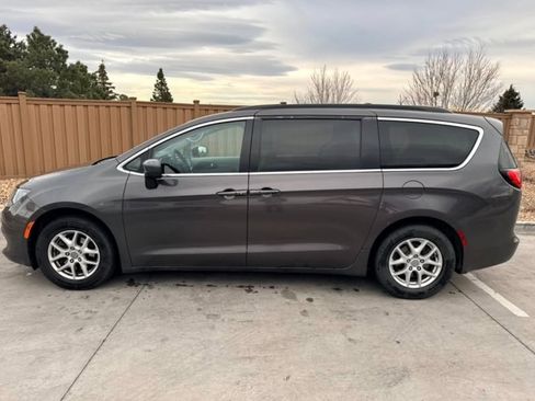 Used 2017 Chrysler Pacifica Touring image 10