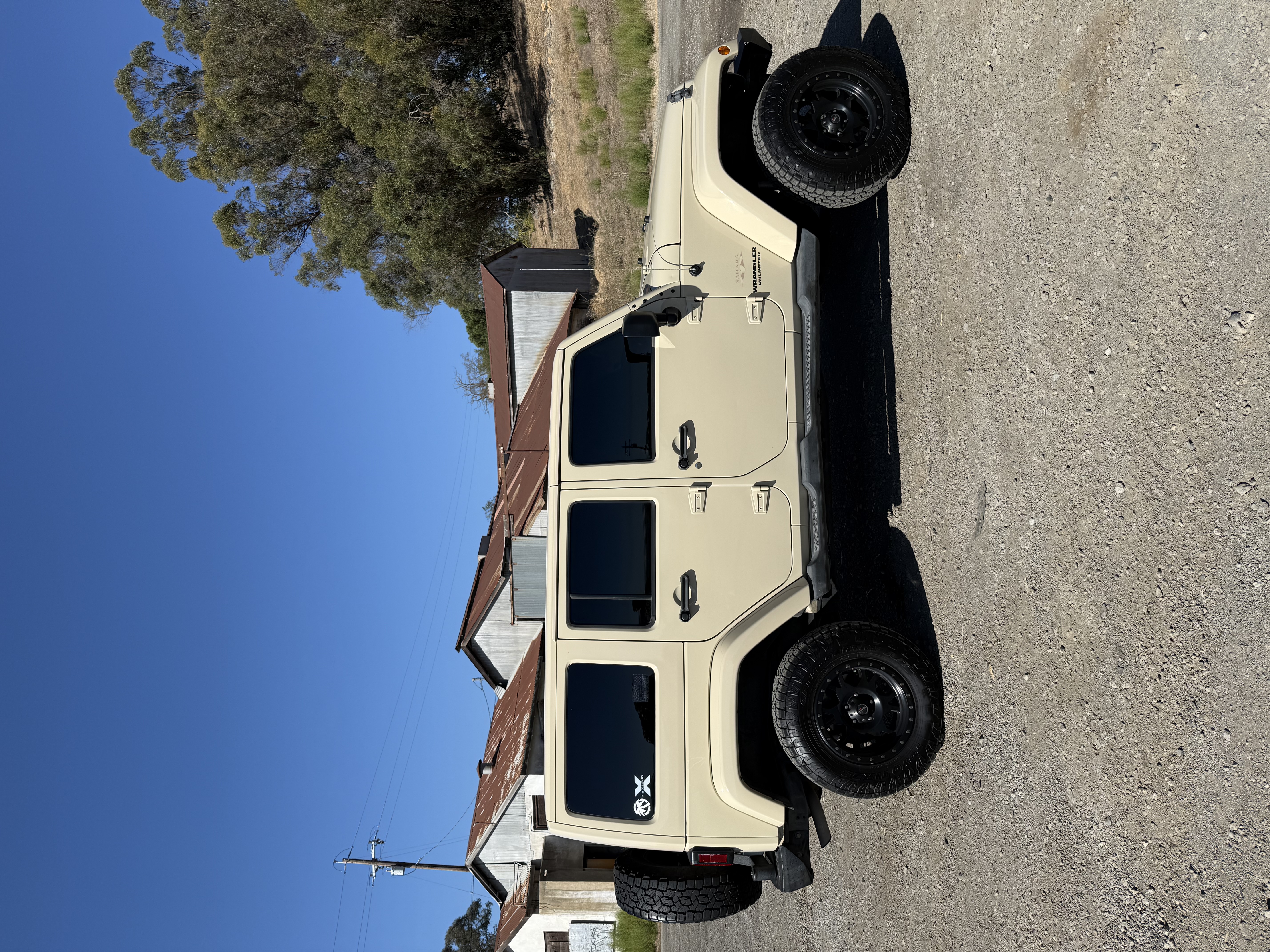 Used 2011 Jeep Wrangler Unlimited Sahara w/ Connectivity Group AWD/4WD image 5