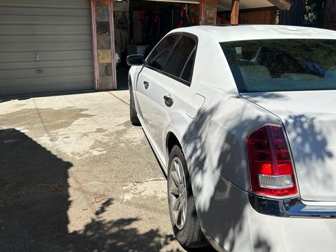 Used 2011 Chrysler 300 Limited image 4