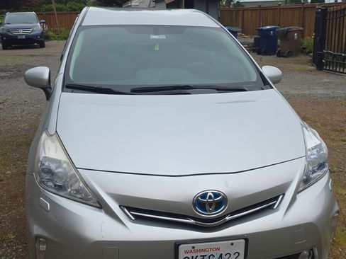 Used 2012 Toyota Prius V Five FWD image 2