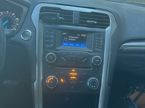 Used 2017 Ford Fusion SE FWD image 5
