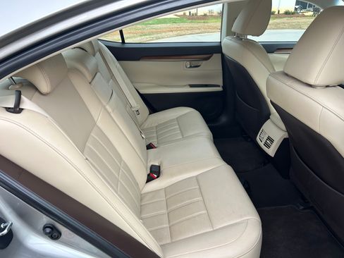 Used 2016 Lexus ES 350 350 Sedan 4D w/ Luxury Package w/Wood Trim image 9