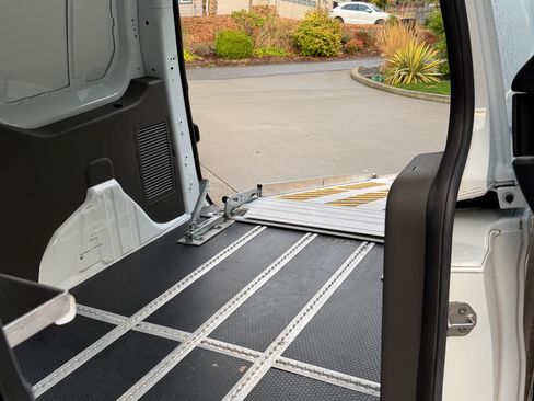 Used 2021 Ford Transit Connect XLT image 2