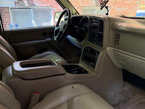 Used 2005 Chevrolet Tahoe Z71 w/ Preferred Equipment Group AWD/4WD image 10