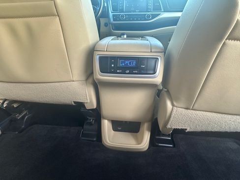 Used 2019 Toyota Highlander XLE FWD image 12