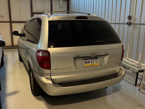 Used 2003 Chrysler Town & Country Limited image 4