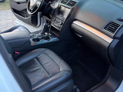 Used 2016 Ford Explorer XLT w/ Equipment Group 202A image 9