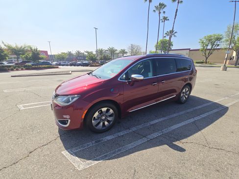 Used 2017 Chrysler Pacifica Platinum image 10