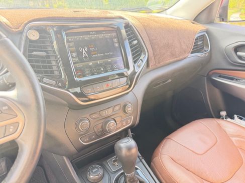 Used 2019 Jeep Cherokee Overland w/ Technology Group image 11