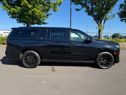 Used 2024 Cadillac Escalade ESV Sport Platinum w/ LPO, ONYX Package image 10