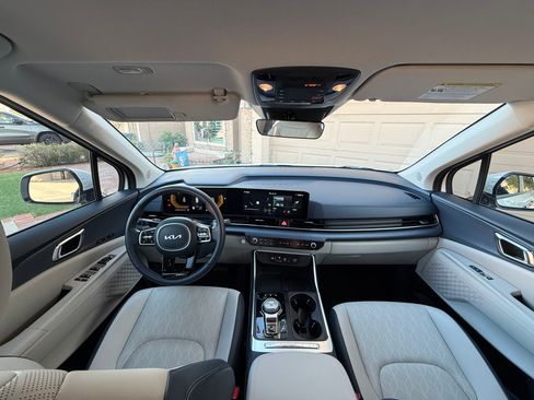 Used 2026 Kia Carnival EX image 4