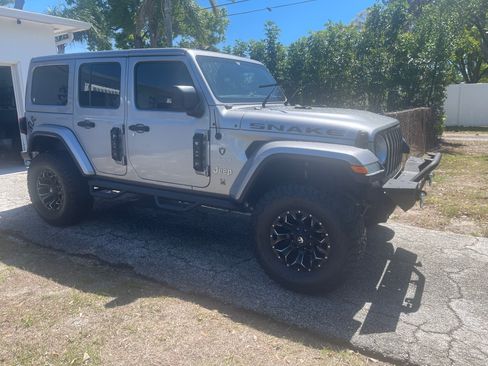 Used 2019 Jeep Wrangler Unlimited Sahara image 2