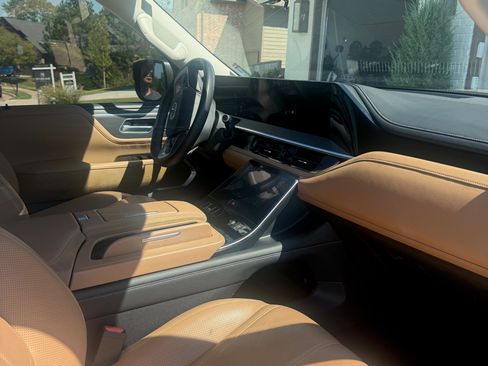 Used 2025 INFINITI QX80 Sensory AWD/4WD image 11