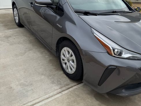 Used 2020 Toyota Prius LE image 5