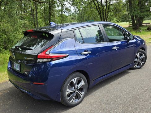 Used 2020 Nissan Leaf SV w/ SV Technology Package FWD image 9