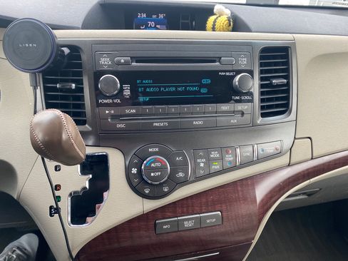 Used 2011 Toyota Sienna XLE image 23