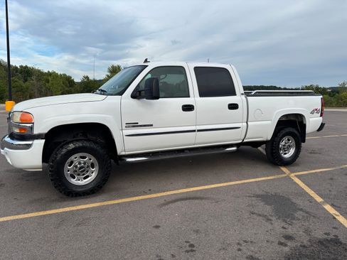 Used 2006 GMC Sierra 2500 W/T w/ Skid Plate Package image 9
