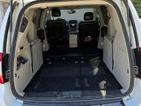 Used 2015 Chrysler Town & Country Limited image 11