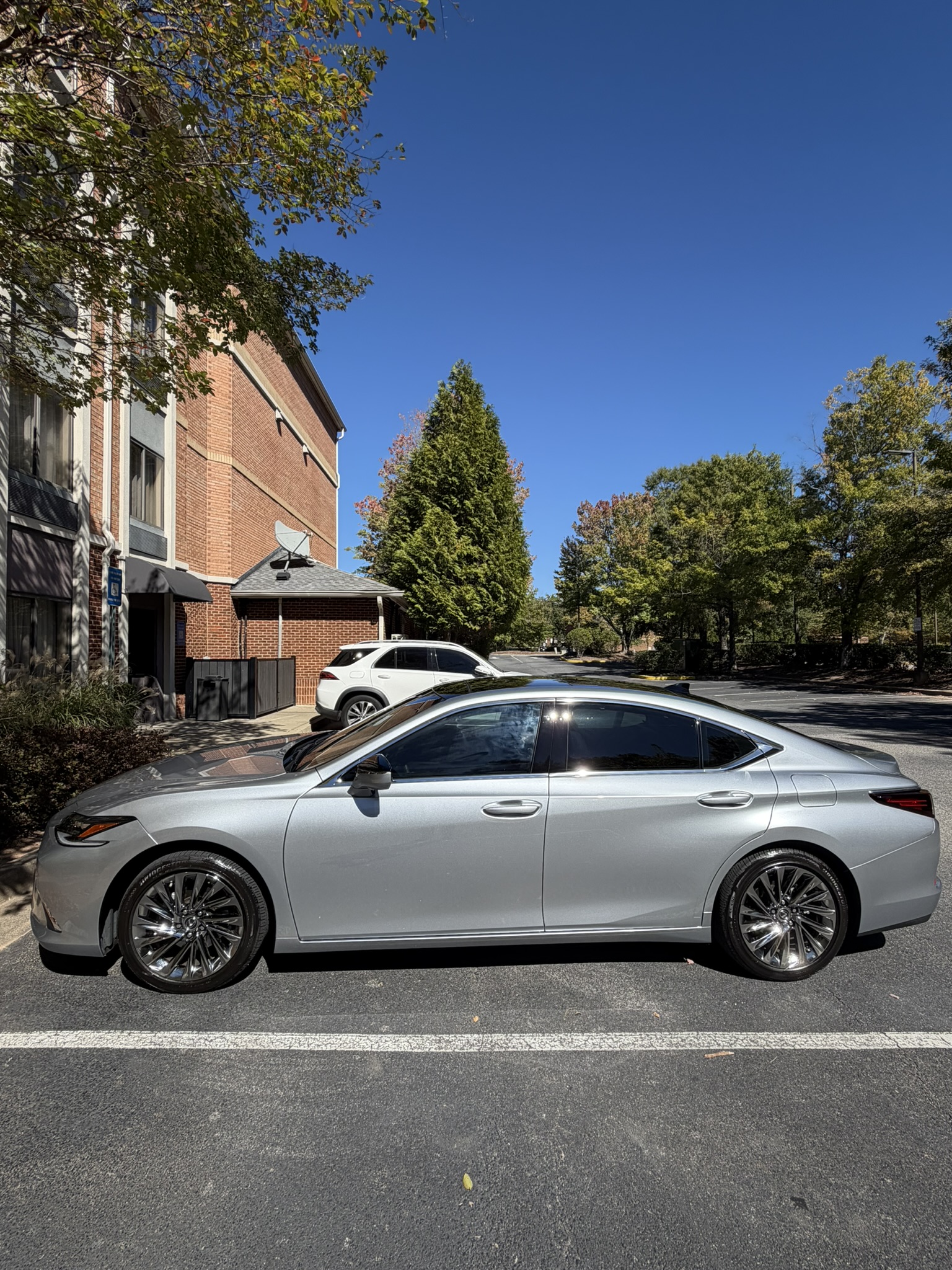 Used 2025 Lexus ES 350 Ultra Luxury FWD image 6