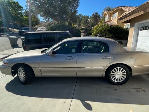 Used 2003 Lincoln Town Car Signature image 16