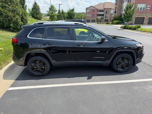 Used 2018 Jeep Cherokee Latitude Plus w/ Cold Weather Group FWD image 4