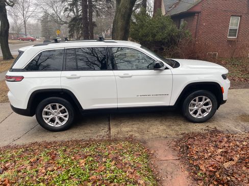 Used 2022 Jeep Grand Cherokee Limited w/ Trailer Tow Prep Group (B) image 4