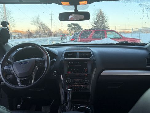 Used 2017 Ford Explorer XLT w/ Equipment Group 202A image 4