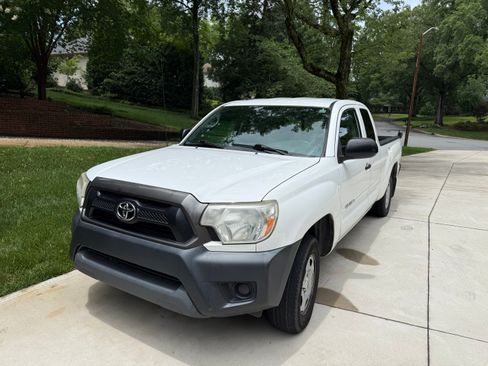Used 2014 Toyota Tacoma 2WD Access Cab w/ Convenience Package image 2