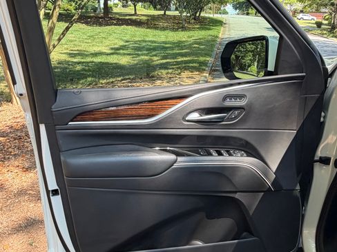 Used 2022 Cadillac Escalade Premium Luxury AWD/4WD image 17
