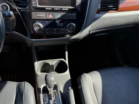 Used 2015 Mitsubishi Outlander SE image 12