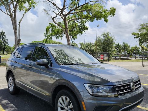 Used 2018 Volkswagen Tiguan SE FWD image 2