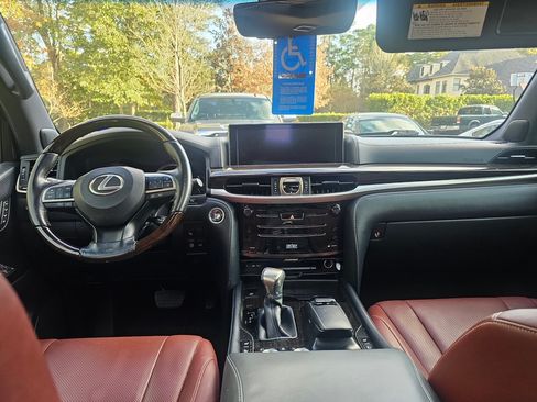 Used 2020 Lexus LX 570 4WD w/ 3rd Row & Luxury Pkg image 10