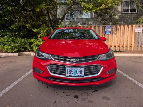Used 2017 Chevrolet Cruze Premier image 2