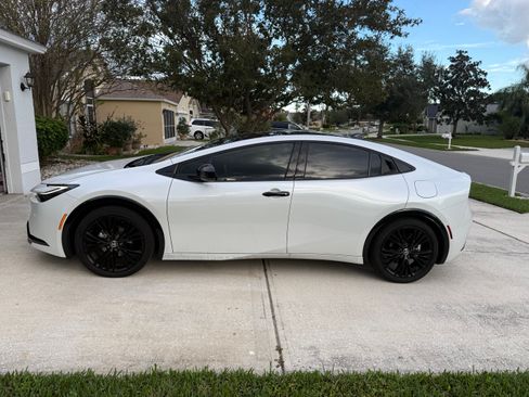 Used 2025 Toyota Prius image 2