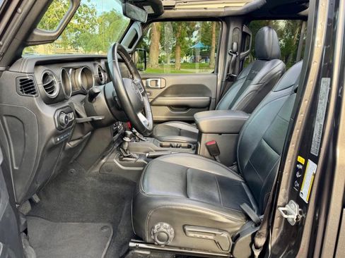 Used 2018 Jeep Wrangler Unlimited Sahara AWD/4WD image 6