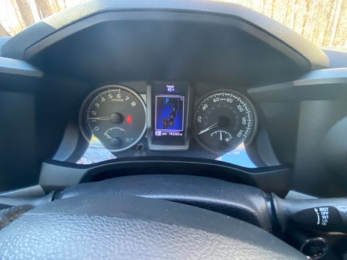 Used 2017 Toyota Tacoma TRD Off-Road image 11