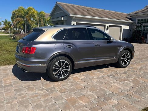 Used 2018 Bentley Bentayga image 2