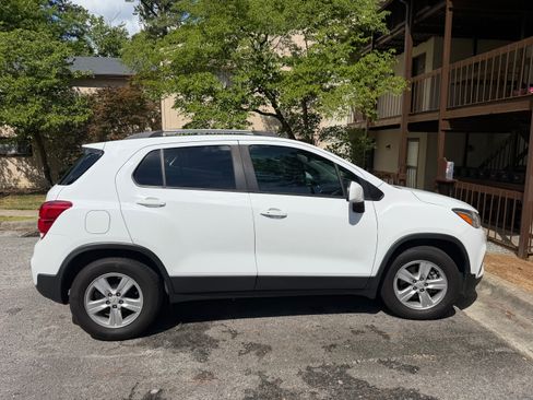 Used 2021 Chevrolet Trax LT w/ LT Convenience Package FWD image 8