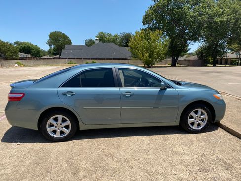 Used 2009 Toyota Camry LE image 2