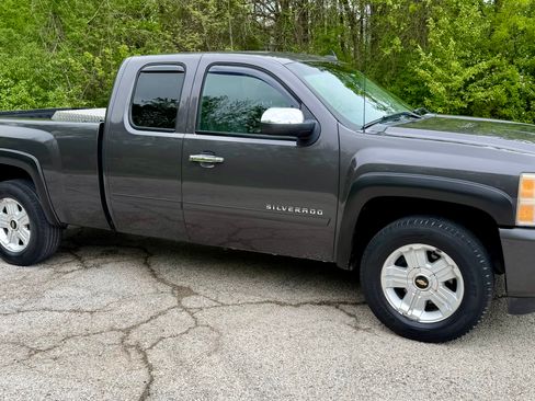 Used 2010 Chevrolet Silverado 1500 LT w/ Power Pack Plus AWD/4WD image 2