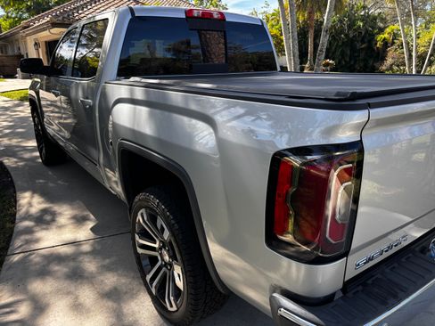 Used 2017 GMC Sierra 1500 SLT w/ SLT Premium Package image 2