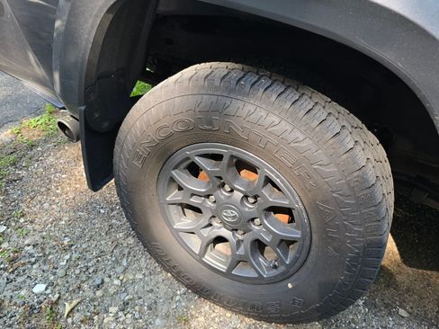 Used 2018 Toyota Tacoma SR5 w/ Exterior Package AWD/4WD image 25
