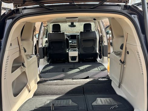 Used 2017 Chrysler Pacifica Touring-L image 2